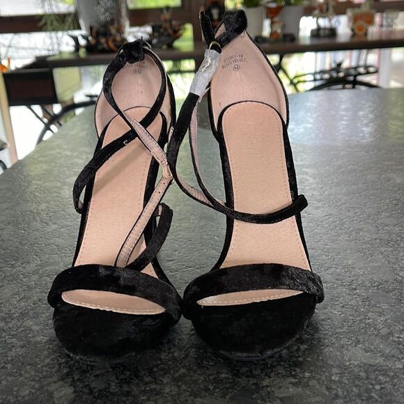 Lov Mark Story 19 Black Velvet 4” Heels strappy, straps criss cross in front new - Picture 1 of 5